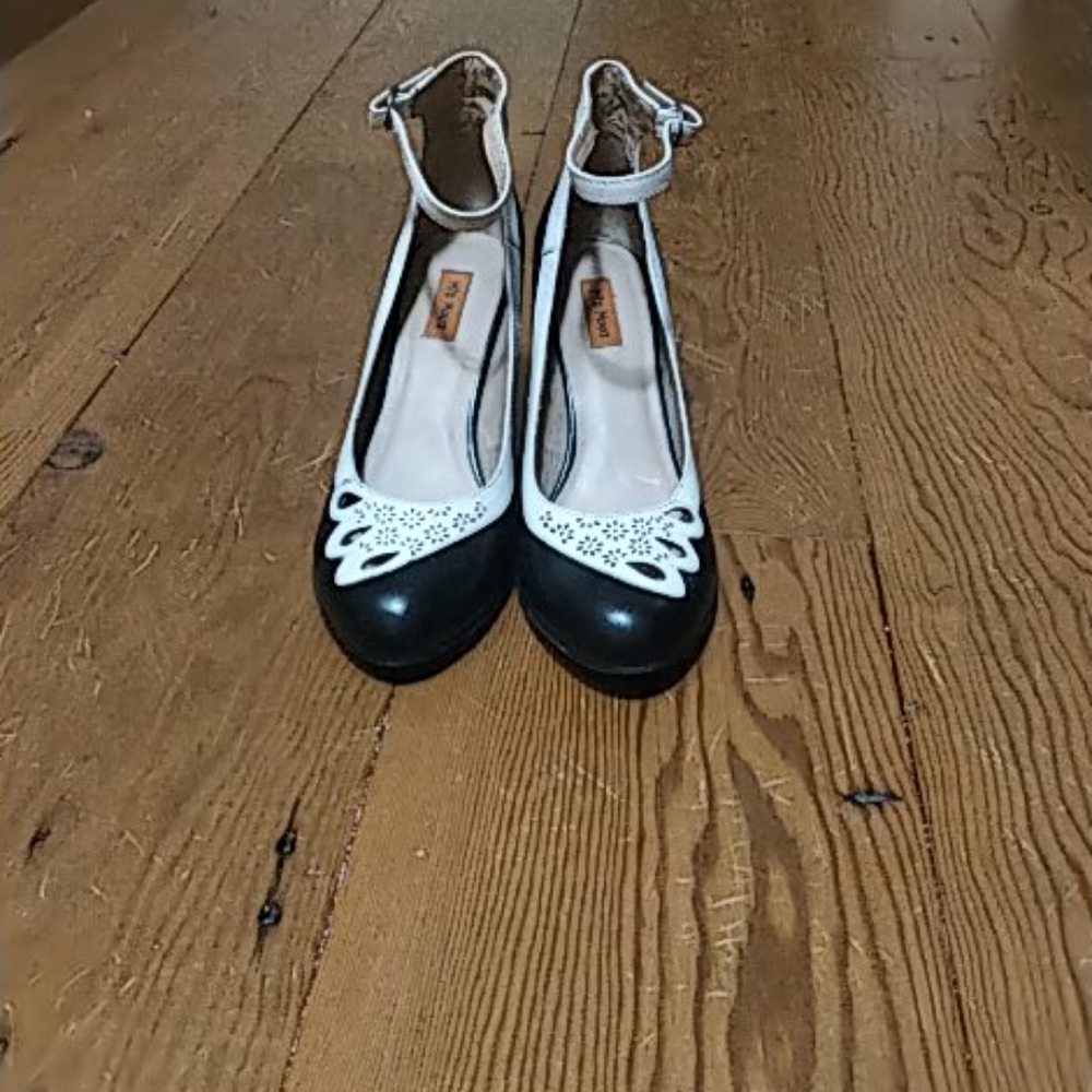 I  am selling miz mooz shoes